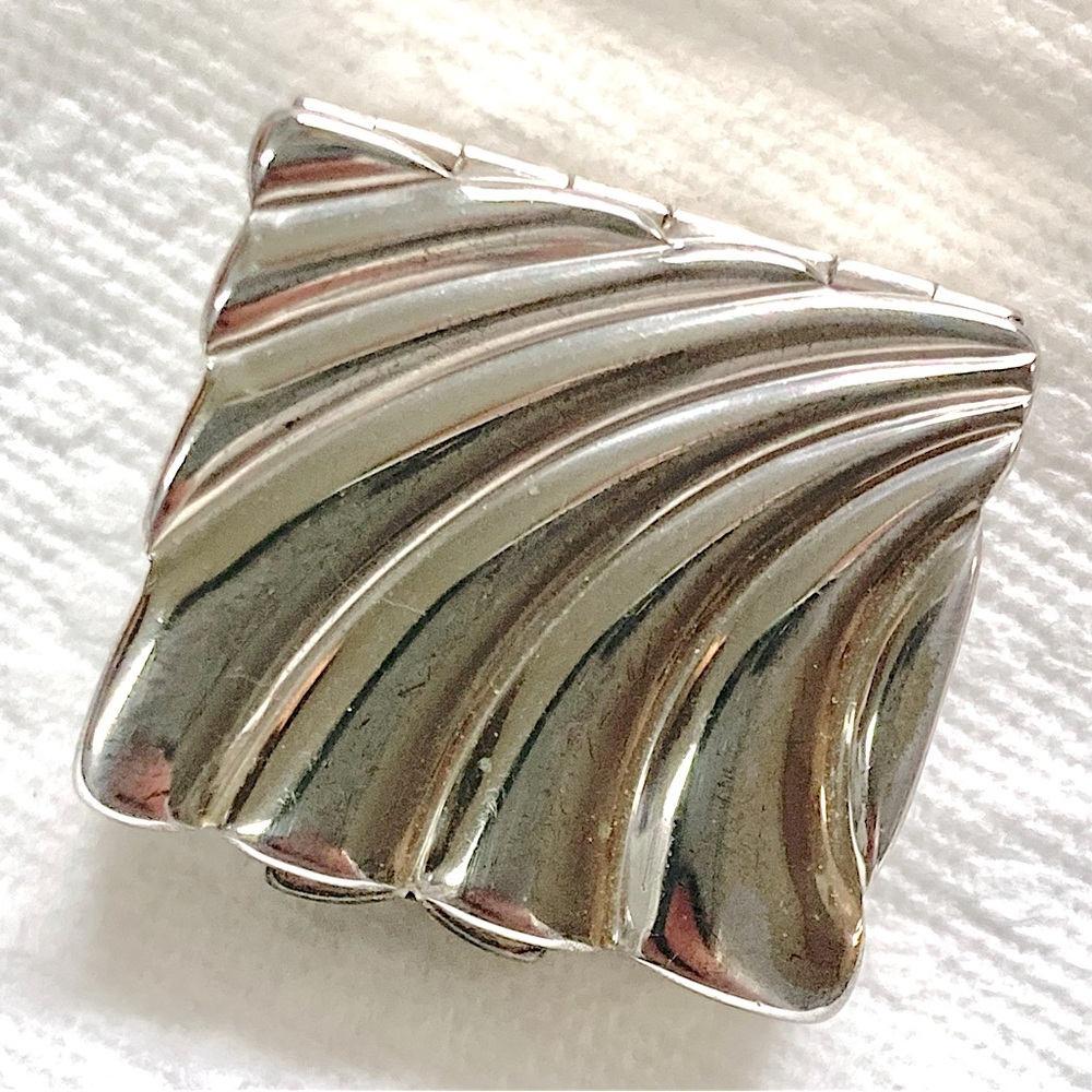 Volupté Art Deco Swirl Design Sterling Silver Signed Face Powder Pill Case 1.25”